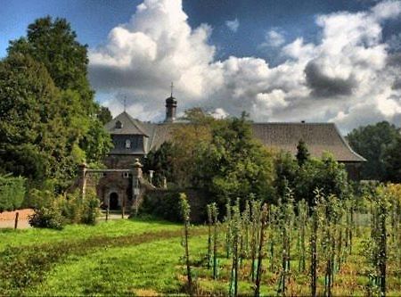 Nikolauskloster Jüchen Buitenkant foto