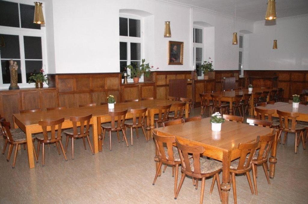 Nikolauskloster Jüchen Buitenkant foto
