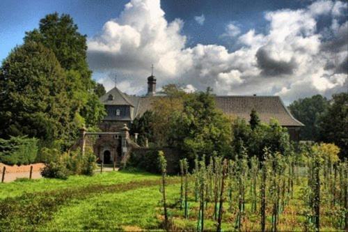 Nikolauskloster Jüchen Buitenkant foto