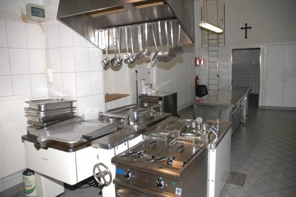 Nikolauskloster Jüchen Buitenkant foto