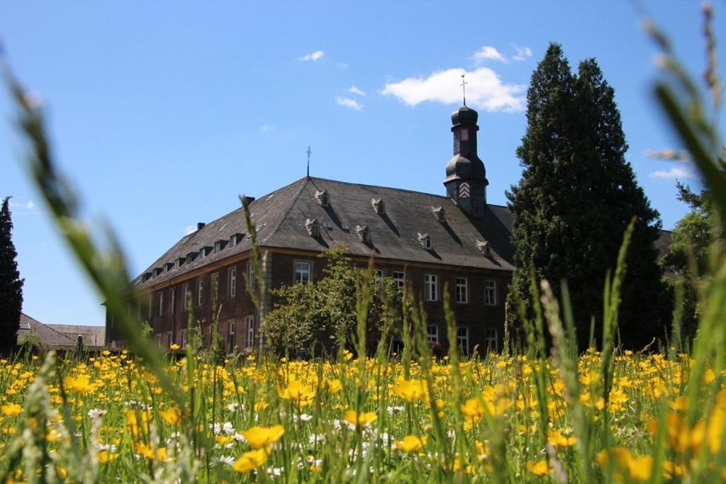 Nikolauskloster Jüchen Buitenkant foto