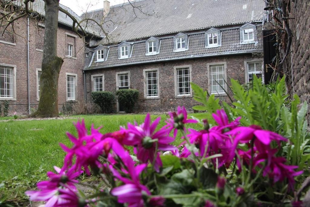 Nikolauskloster Jüchen Buitenkant foto