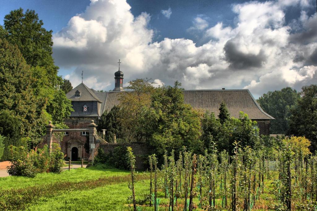 Nikolauskloster Jüchen Buitenkant foto