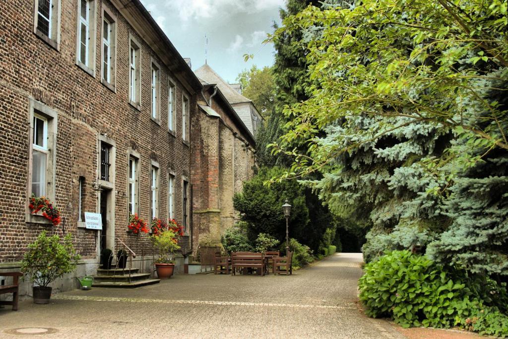 Nikolauskloster Jüchen Buitenkant foto