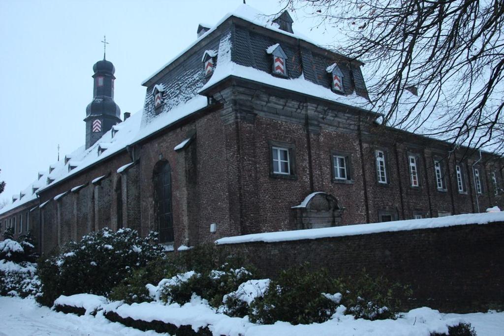 Nikolauskloster Jüchen Buitenkant foto