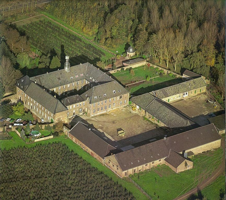 Nikolauskloster Jüchen Buitenkant foto
