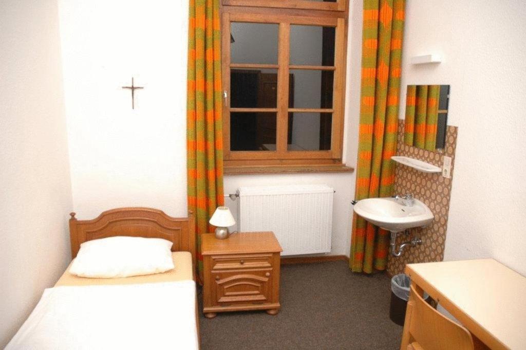 Nikolauskloster Jüchen Buitenkant foto